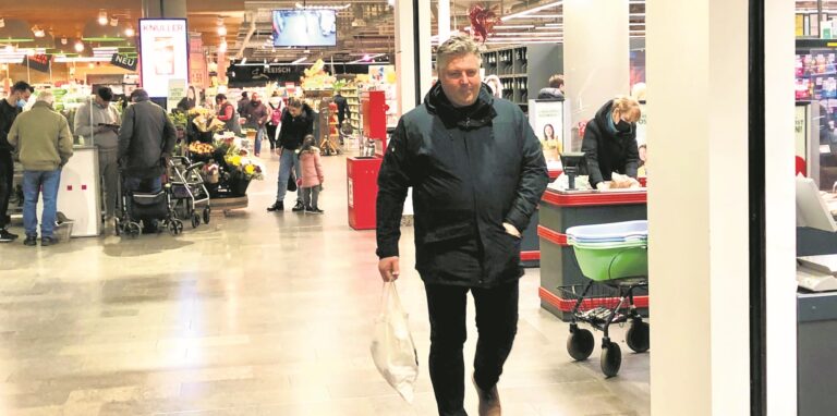 Autor Alexander Spieß bei seinem Einkauf ohne Maske in einem Supermarkt.
