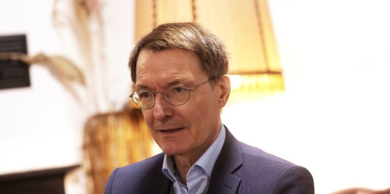 Karl Lauterbach (SPD), Bundesgesundheitsminister, sitzt in seinem Stammcafe in Köln.