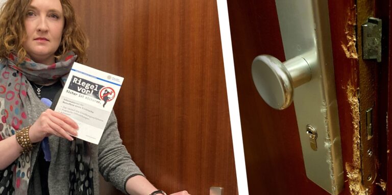 Regine Klein steht an einer Wohnungstür mit einer Broschüre der Polizei. Daneben ist die zerstörte Wohnungstür zu sehen.