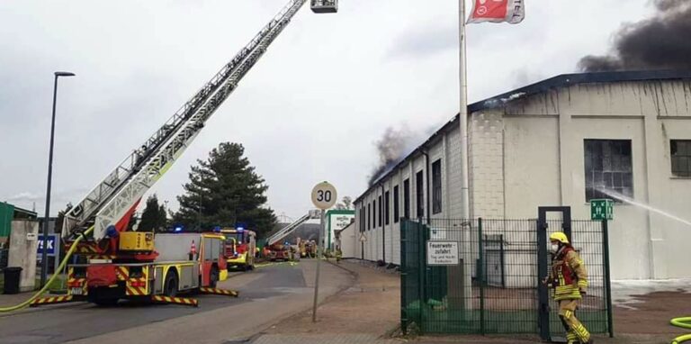 Über mehrere Drehleiter und vom Boden aus bekämpft die Feuerwehr Herne den Brand in einer Lagerhalle des Recyclingunternehmens Remondis.