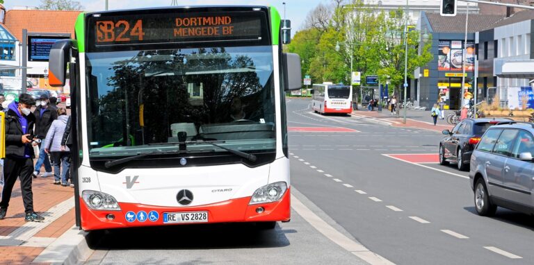 Der SB24 steht an der Haltestelle Moselbach.