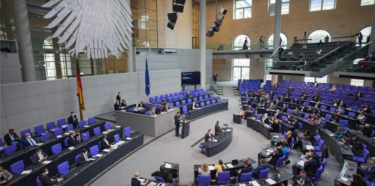 Gesundheitsminister Karl Lauterbach (SPD) spricht im Bundestag zur Impfpflicht.