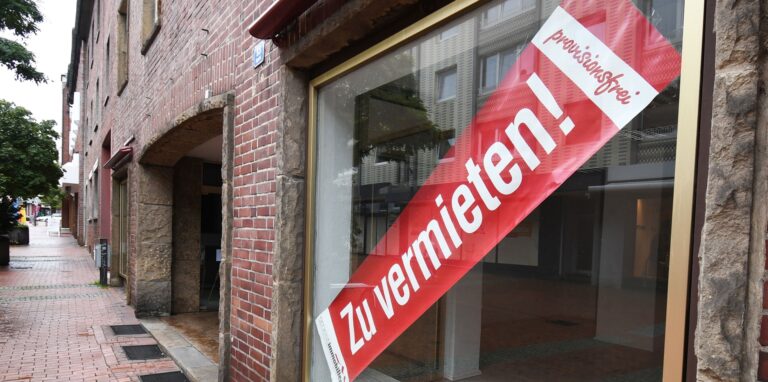 „Zu vermieten“ steht auf einem Geschäftslokal in der Waltroper Innenstadt.
