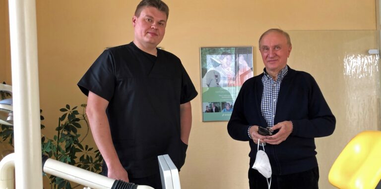 Dr. Dietmar Abel (l.) übernimmt die Praxis von Dr. Leonhard Percac.