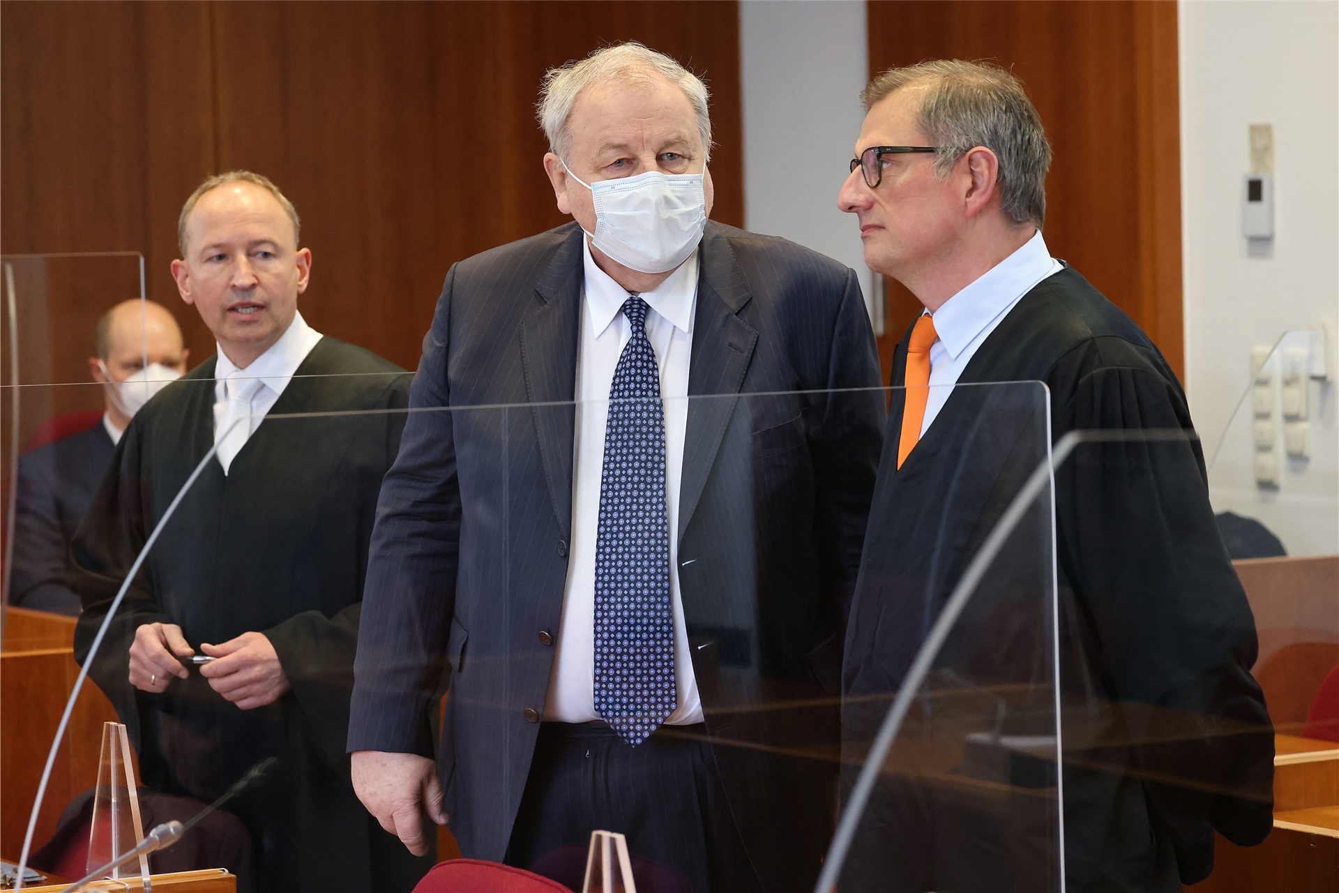 Hanno Berger (M), Angeklagter, steht im Gerichtssaal neben seinen Anwälten Carsten Rubarth (r) und Martin Kretschmer (l).