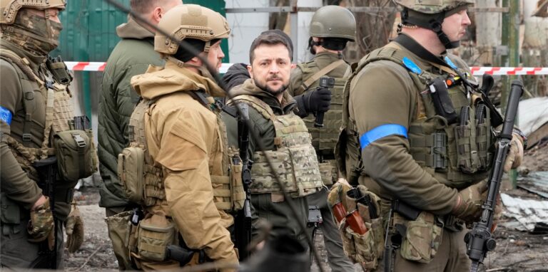 Wolodymyr Selenskyj (M), Präsident der Ukraine, begutachtet den Schauplatz eines Gefechts in Butscha in der Nähe von Kiew.
