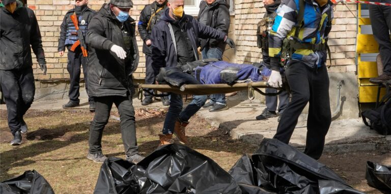 Freiwillige sammeln die Leichen ermordeter Zivilisten in der ukrainischen Stadt Butscha ein.