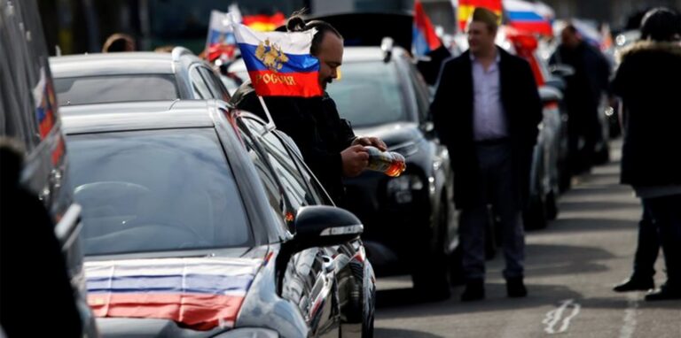 Russische Flaggen wehen an Autos vor dem Berliner Olympiastadion.