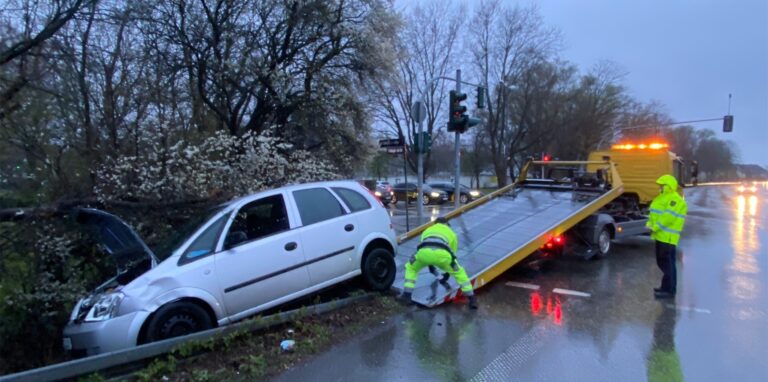 Ein Pkw landete am Dienstagmorgen im Straßengraben an der B235. Die Kreuzung Ecke Pallasstraße hat sich in den vergangenen Jahren zu einem Unfall-Schwerpunkt entwickelt.