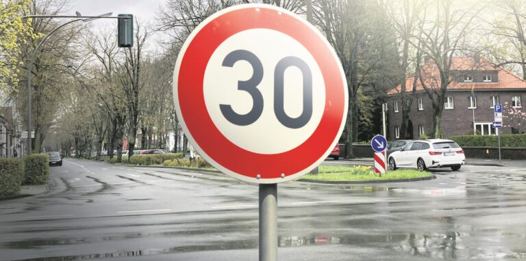 Ein Tempo-30-Schild vor der Riphausstraße in Waltrop.