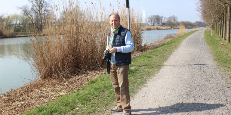 Der Waltroper Wolfgang Gerhardus steht mit seiner Kamera auf einem Uferweg am Datteln-Hamm-Kanal.