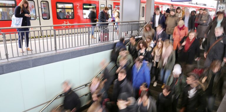 Der Hauptbahnhof in Essen. Viele Menschen nutzen VRR-Monatstickets. Von der Einführung des 9-Euro-Tickets sollen auch Bestandskunden profitieren.