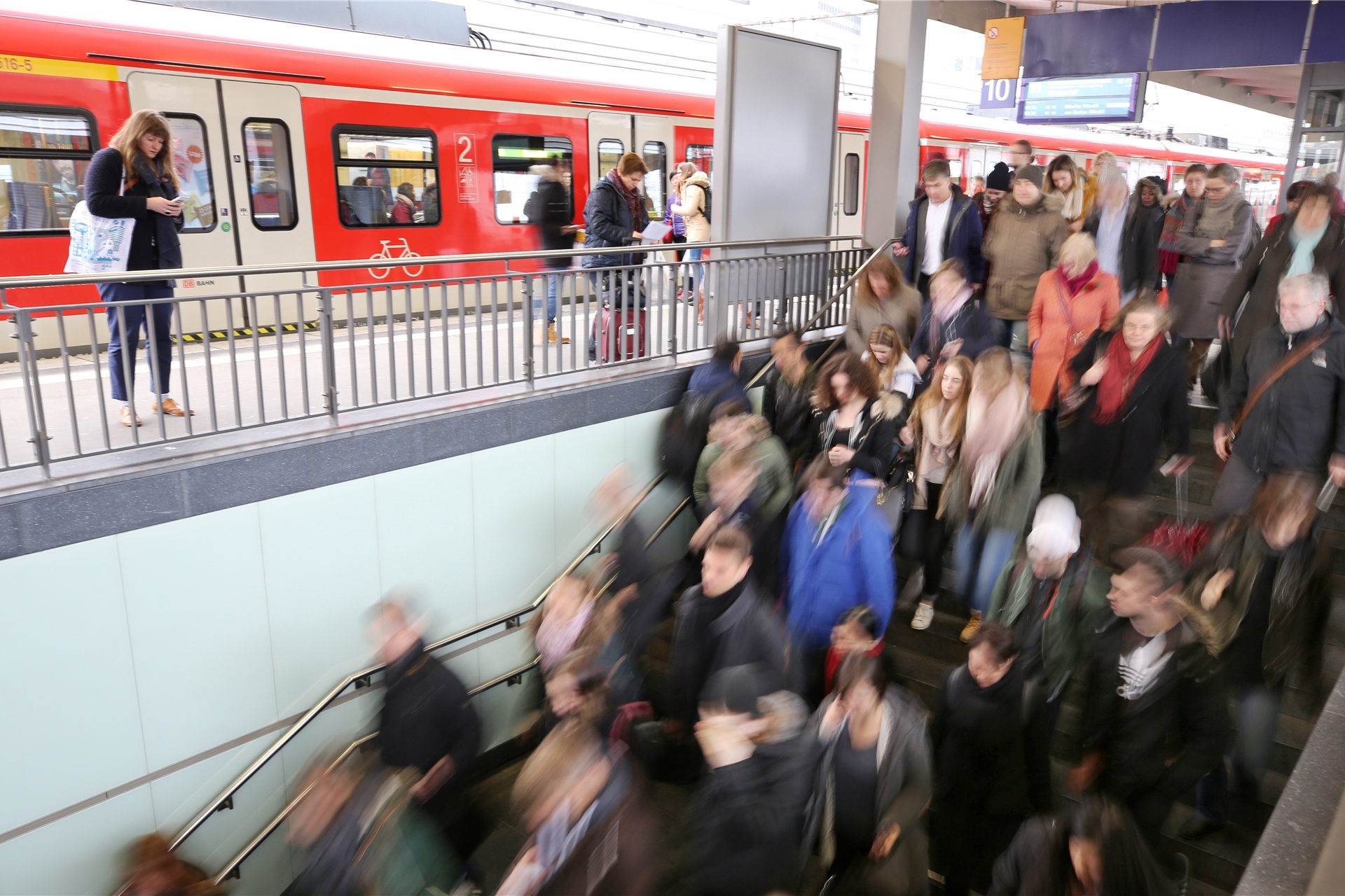 Der Hauptbahnhof in Essen. Viele Menschen nutzen VRR-Monatstickets. Von der Einführung des 9-Euro-Tickets sollen auch Bestandskunden profitieren.