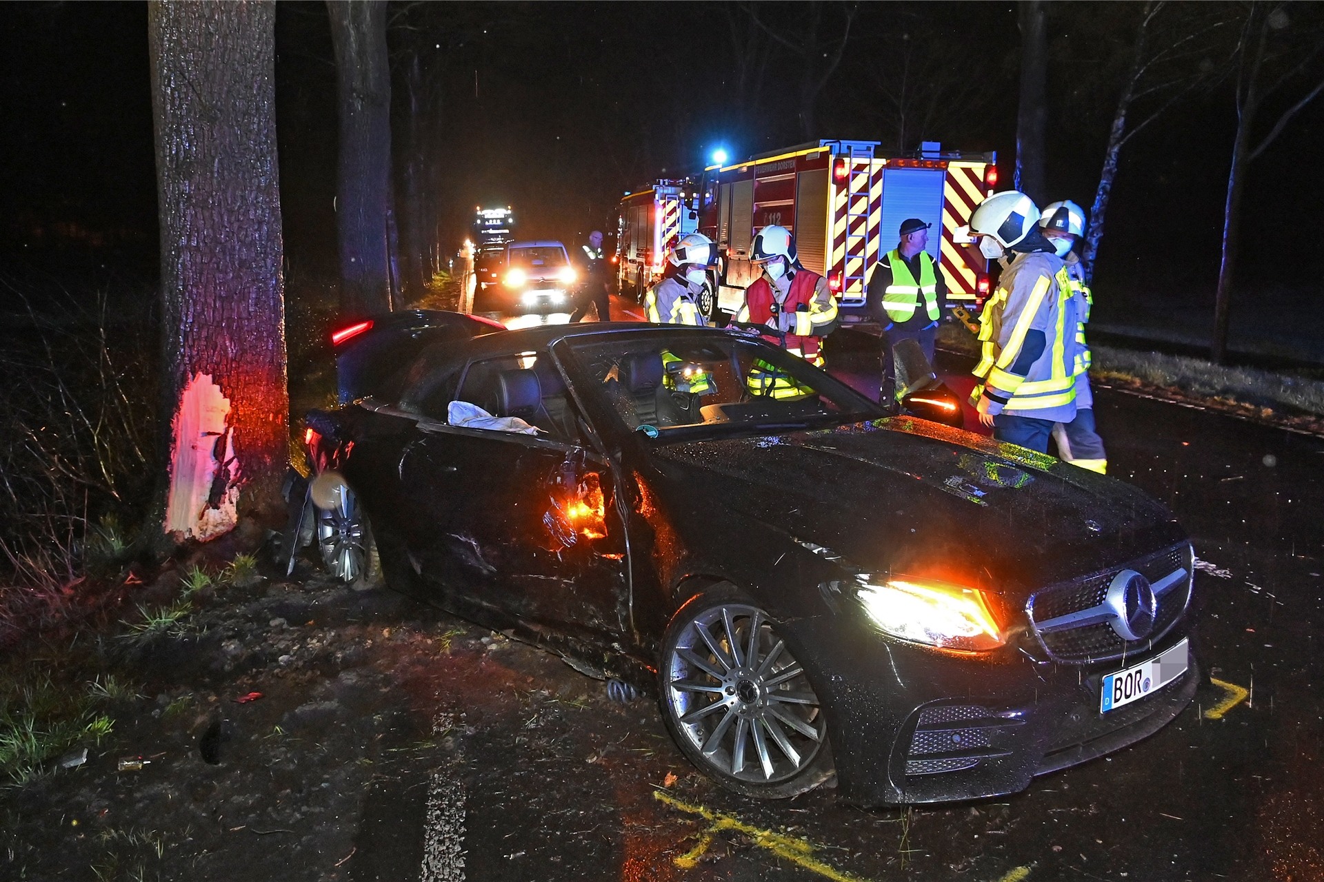 Dieser Pkw ist am frühen Dienstagmorgen auf der B 58 gegen einen Baum gefahren.