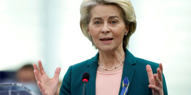 Ursula von der Leyen, Präsidentin der Europäischen Kommission, spricht während einer Debatte über die politischen Prioritäten für die nächsten zwei Jahre im Europäischen Parlament.