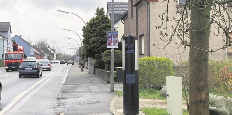 Ein stationäres Blitzergerät an der Leveringhäuser Straße.