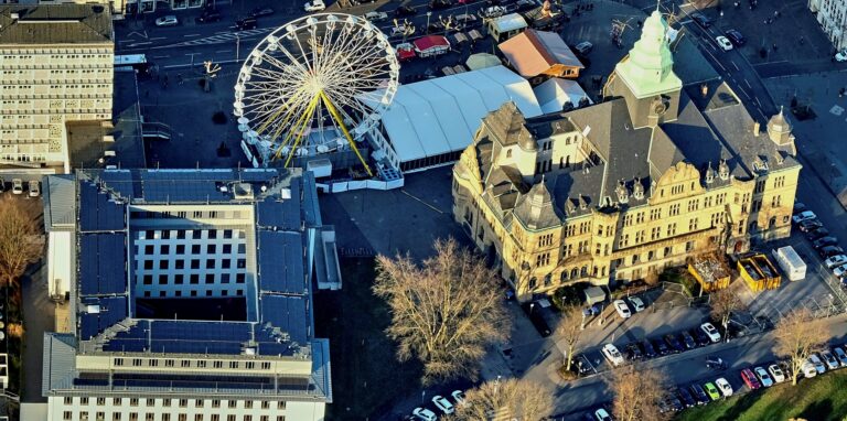 Das Bild zeigt das Rathaus und das Bürgerbüro aus der Luft.