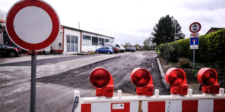 Der Verbindungsweg zwischen Castroper Straße und Panhütterweg ist eine Baustelle. Vorne stehen Warnbaken.