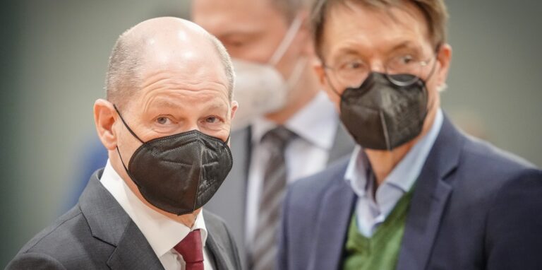Bundeskanzler Olaf Scholz (l, SPD) und Karl Lauterbach (r, SPD), Bundesminister für Gesundheit, nehmen an der Sitzung des Bundeskabinetts im Bundeskanzleramt teil.