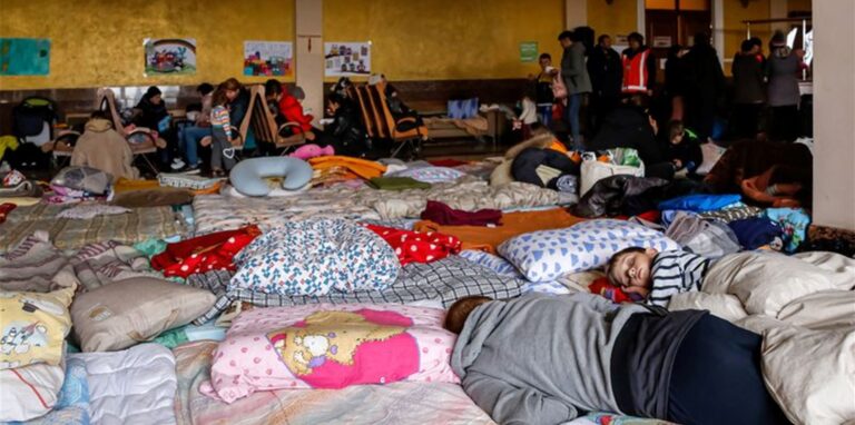 Ukrainische Flüchtlinge schlafen in einer provisorischen Unterkunft am Hauptbahnhof von Lwiw.