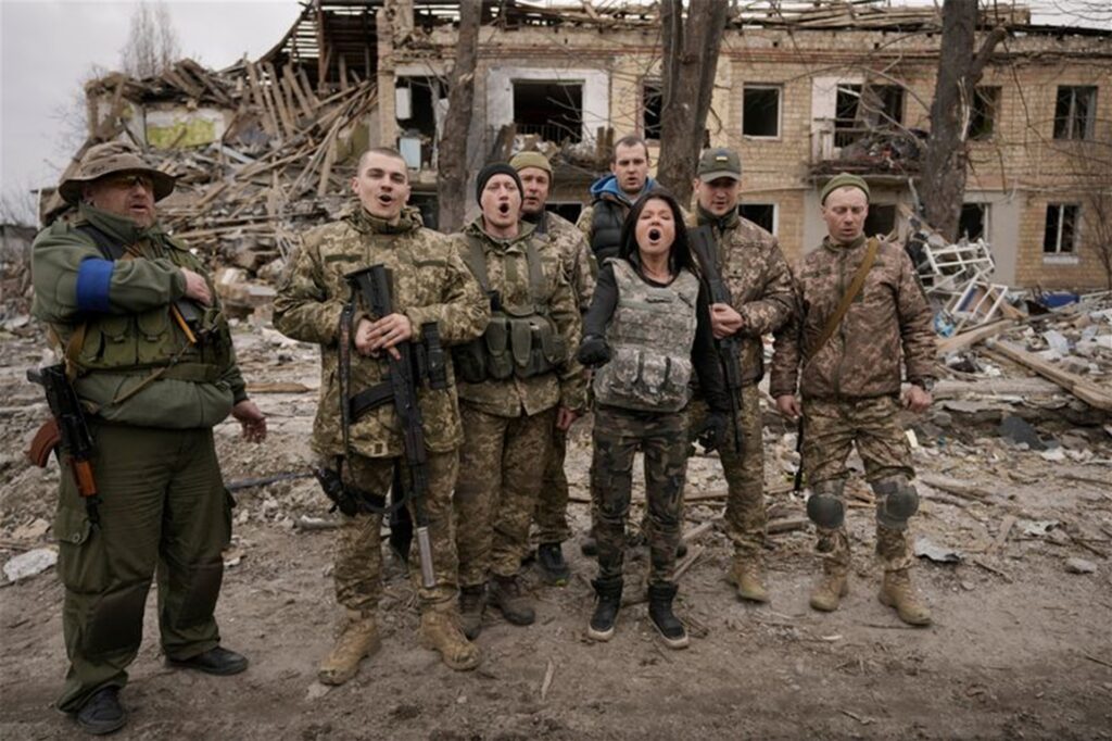 Ukrainische Soldaten in Borodjanka singen ein patriotisches Lied. 