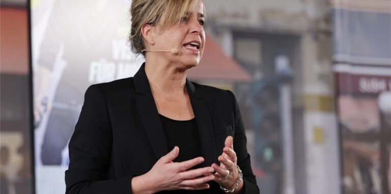 Mona Neubaur (Bündnis 90/Die Grünen), Landesvorsitzende und Spitzenkandidatin, bei einer Pressekonferenz für die strategische Ausrichtung und optische Gestaltung der Kampagne zu Landtagswahl.