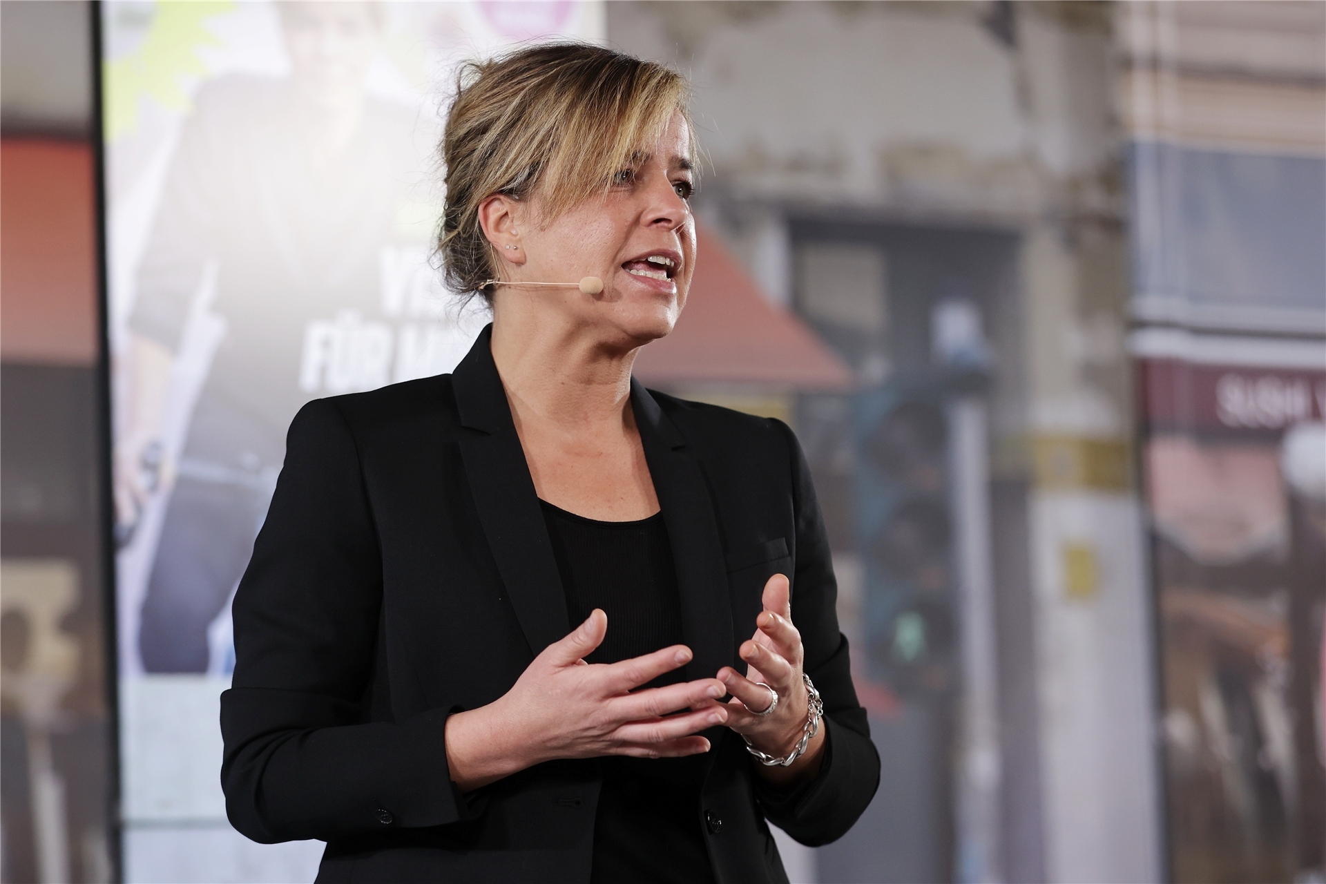Mona Neubaur (Bündnis 90/Die Grünen), Landesvorsitzende und Spitzenkandidatin, bei einer Pressekonferenz für die strategische Ausrichtung und optische Gestaltung der Kampagne zu Landtagswahl.