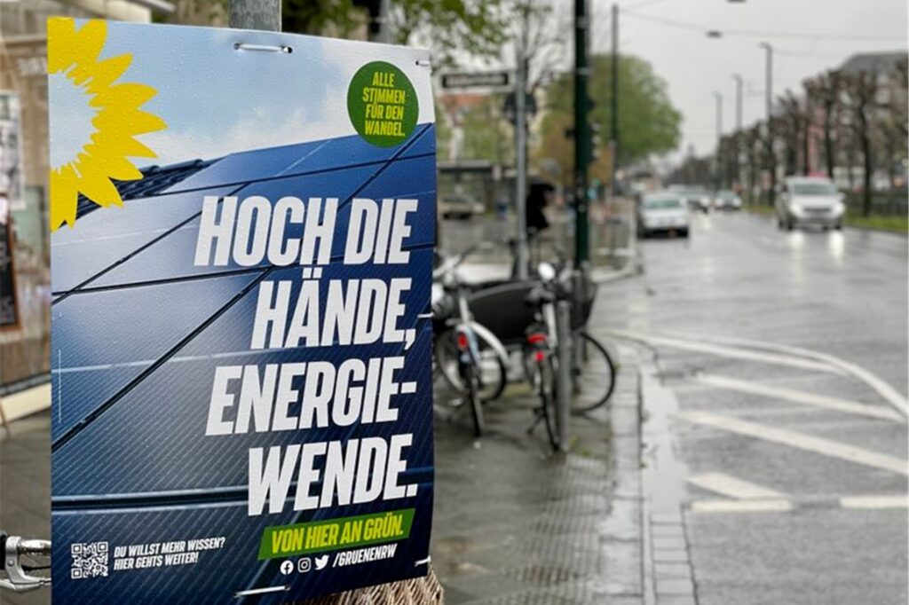 Ein Wahlplakat der Grünen mit dem Slogan «Hoch die Hände, Energiewende» hängt an einer Straße in Düsseldorf. Ein Wahlplakat der Grünen mit dem Slogan «Hoch die Hände, Energiewende» hängt an einer Straße in Düsseldorf.