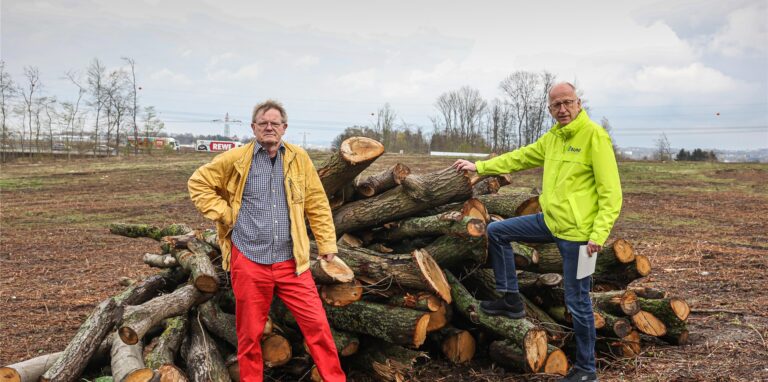 Die Umweltschützer Wilhelm Auffahrt und Thomas Quittek von der Kreisgruppe Dortmund des BUND sind entsetzt über die Abholzaktion, zu der sie viele Fragen an den Oberbürgermeister haben.