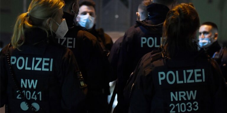 Polizisten haben am Mittwoch bundesweit viele Wohnungen durchsucht – auch eine in Dortmund. Hier handelt es sich um ein Symbolbild.