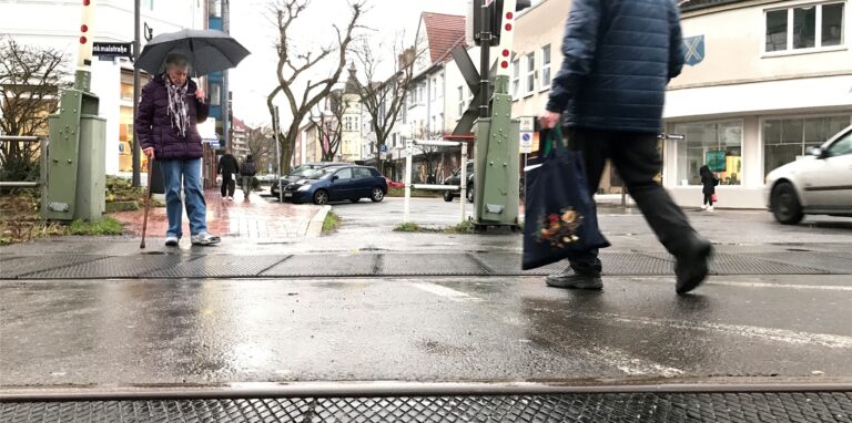 Für Fußgänger, Radfahrer und Autofahrer sowie Lieferverkehr ist die Verbindung am Bahnübergang zur Oberen Münsterstraße und Thomasstraße wichtig.