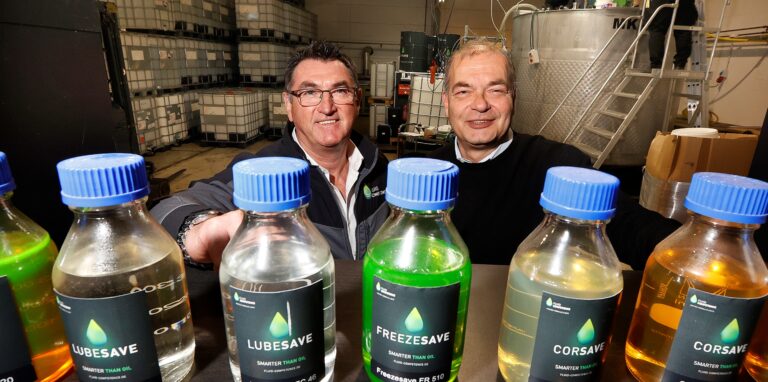 Dieter Mantwill (l.) und  Volker Bremer stellen ihre künstlich erzeugten Öle vor: Ihre Firma Fluid Competence stellt umweltfreundliche Hydraulikflüssigkeiten her, die fossile Betriebsstoffe ersetzen können.