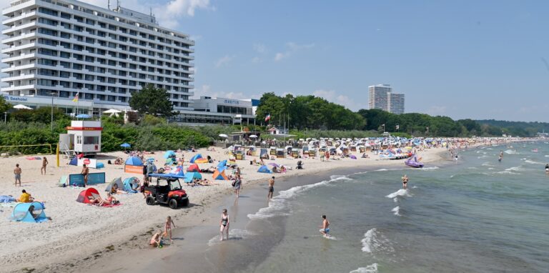 Besucher bevölkern den Strand der Ostsee.