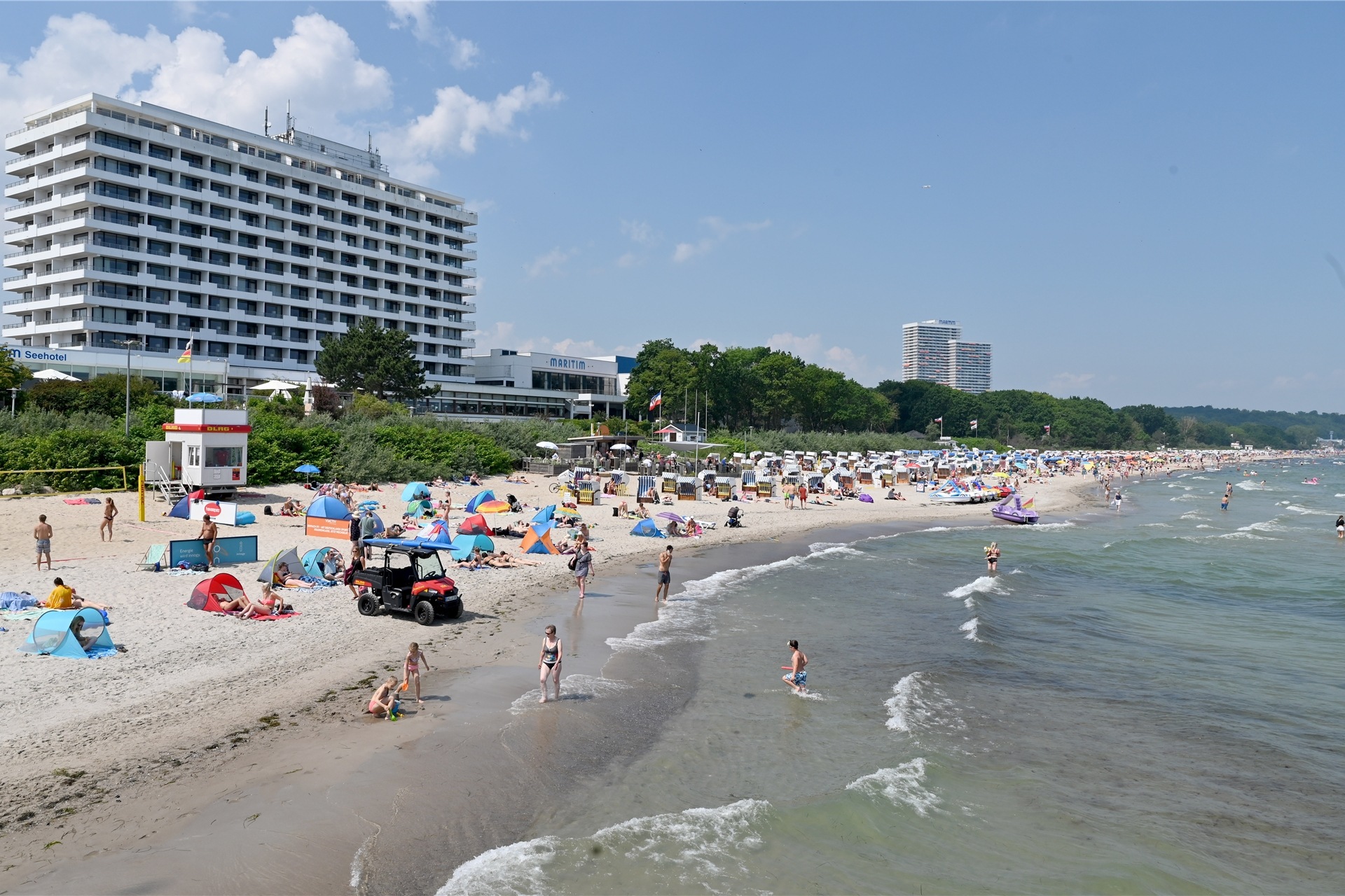 Besucher bevölkern den Strand der Ostsee.