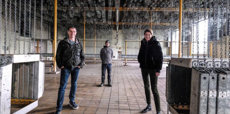 Auch die Weißkaue, wo die Kauenhaken noch unter der Decke hängen, wird von den Künstlern bespielt. Die Organisatoren (v.r.) Kathi Schmidt, Pierre Soff und Gregor Luthe sind gespannt, was hier beim RUbug-Festival passieren wird.