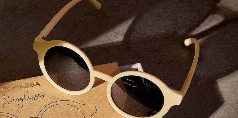 Eine weiße Sonnenbrille mit runden Gläsern liegt aufgeklappt auf einer Verpackung aus Pappe. Ein mehrfach vorbestrafter und heroinabhängiger Mann aus Recklinghausen ist nach dem Diebstahl einer Sonnenbrille am Landgericht Bochum zu einer Haftstrafe von fünf Monaten verurteilt worden.