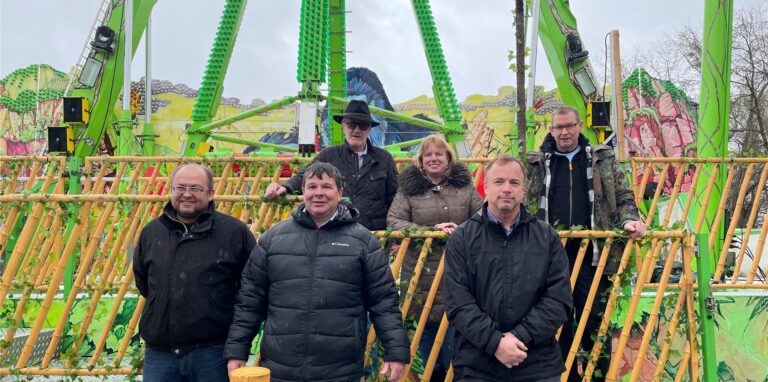 Der Schausteller-Verein „Rote Erde“ Dortmund vor dem neuen Fahrgeschäft „Kongo“. Foto von l.n.r. Stefan Mushoff, Patrick Arens (erster Vorsitzender), Günter Wendler (zweiter Vorsitzender), Manuela Mirke-Müller, Rudi Isken und Michael Gaedig.