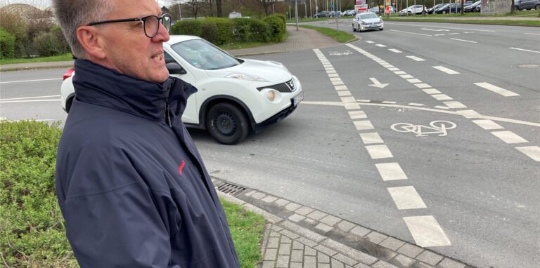 Nach rechts abbiegende Autofahrer rechnen an der Ausfahrt nicht mit Geisterradfahrern, die von rechts kommen, weiß Verkehrsexperte Achim Waldert von der Stadt Castrop-Rauxel.