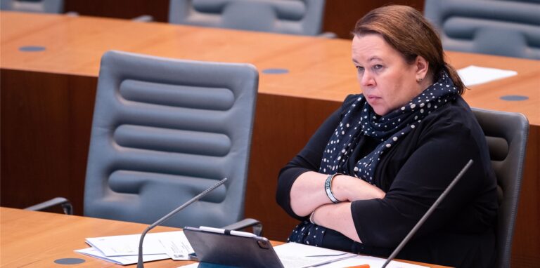 Ursula Heinen-Esser (CDU), Umweltministerin von Nordrhein-Westfalen, sitzt im Landtag auf der Regierungsbank.