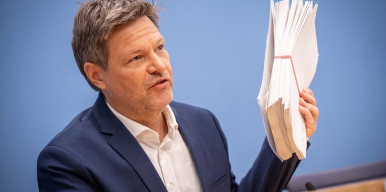 Robert Habeck bei der Pressekonferenz zur Vorstellung des sogenannten Osterpakets.