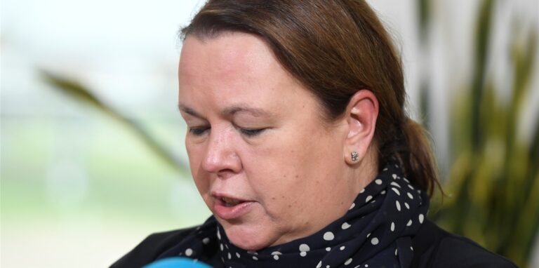Ursula Hein-Esser (CDU), Umweltministerin in Nordrhein-Westfalen, erklärt mit sofortiger Wirkung ihren Rücktritt vom Ministeramt.