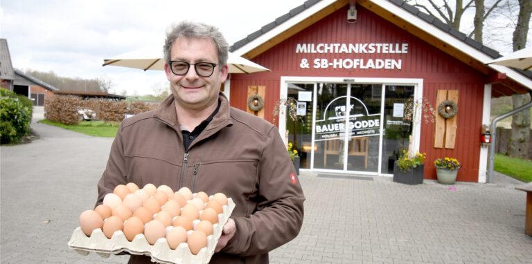 In seinem SB-Hofladen mit Milchtankstelle bietet Landwirt Karl Godde auch frische Eier von seinen 1200 freilaufenden Hühnern an.