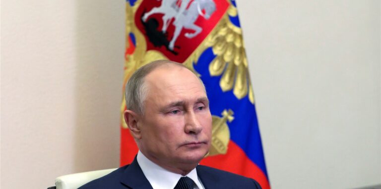Das von der staatlichen russischen Nachrichtenagentur Sputnik via AP veröffentlichte Poolfoto zeigt Wladimir Putin, Präsident von Russland, der in seiner Residenz Nowo-Ogarjowo außerhalb von Moskau an einer Sitzung des Sicherheitsrates teilnimmt.