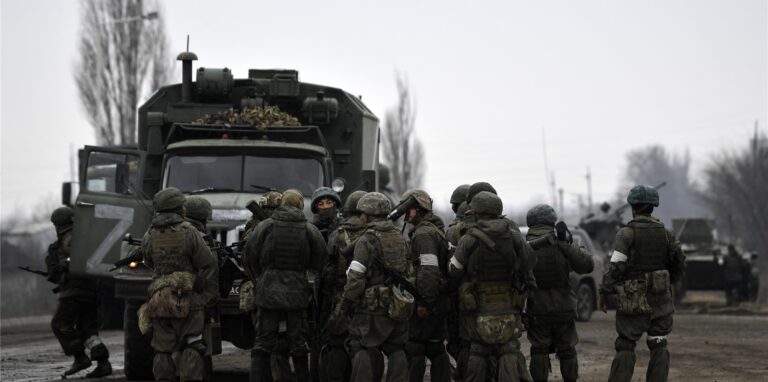 Das von der staatlichen russischen Nachrichtenagentur Sputnik veröffentlichte Bild zeigt russische Soldaten die in der Stadt im Norden der Krim neben einem Militärlastwagen stehen.