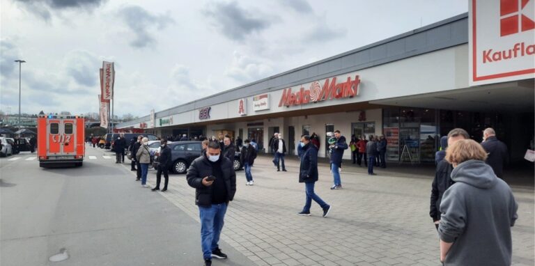 Wegen eines Feueralarms mussten die Kunden von Kaufland und anderen Geschäften das Gebäude verlassen. Inzwischen ist der Einsatz beendet.