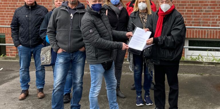 Mitglieder der Bürgerinitiative Hamm/Sickingmühle überreichten Bürgermeister Werner Arndt Unterschriften gegen weitere Eingriffe in die Natur bei der Entwicklung des Industriegebiets gate.ruhr.