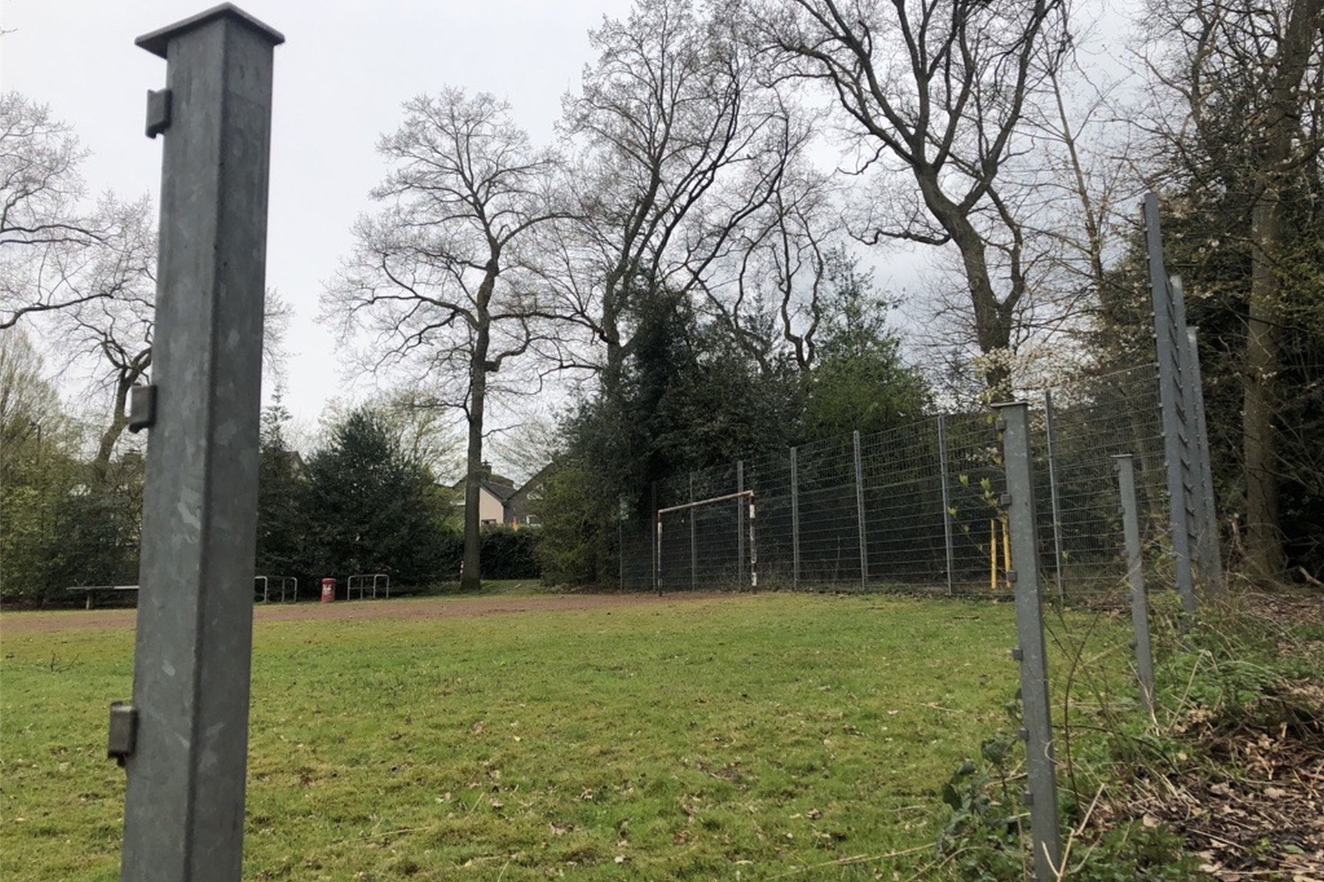An dem Bolz- und Spielplatz an der Bachstraße haben Unbekannte insgesamt 18 Stahlgitterzaunelemente gestohlen.