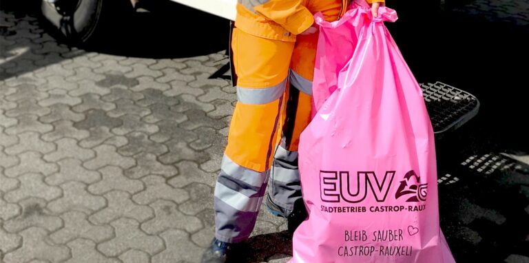 Die pinken Müllsäcke kommen wieder bei der Umweltaktion des EUV zum Einsatz.