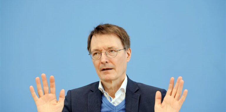 Karl Lauterbach während einer Pressekonferenz zur weiteren Entwicklung der Corona-Lage.