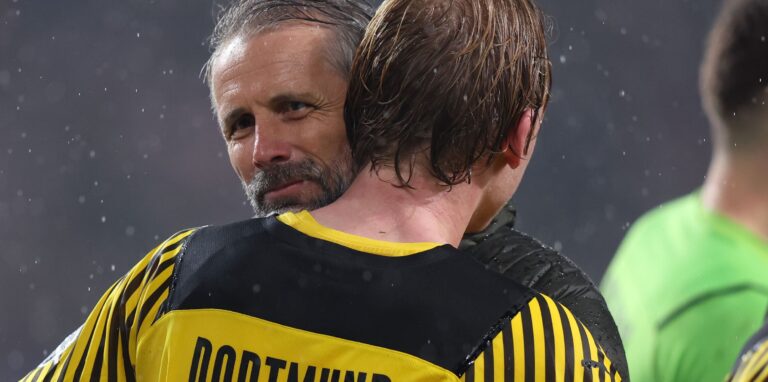 BVB-Trainer Marco Rose umarmt Doppelpacker Julian Brandt.